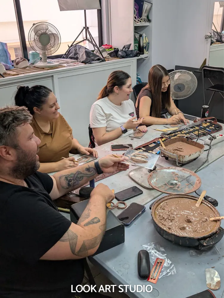 Alumnado trabajando técnicas de prótesis en clase