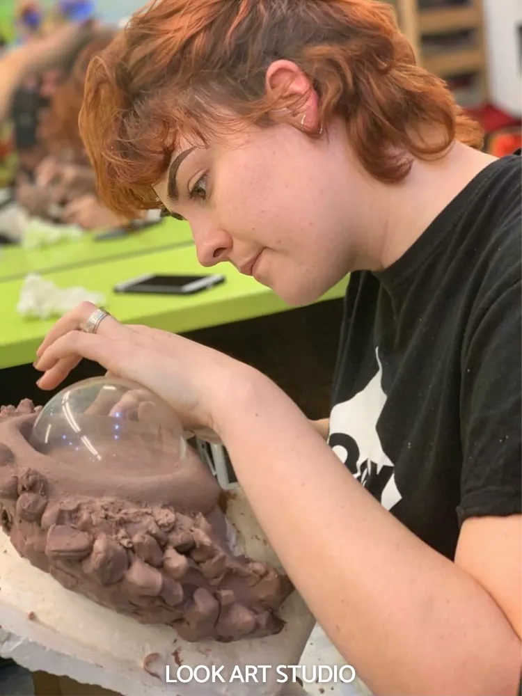 Alumnos de Look Art Studio modelando prótesis en clase