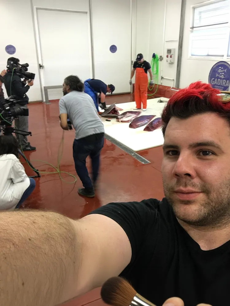 Pako-Rón durante un rodaje como maquillador profesional para Canal Cocina